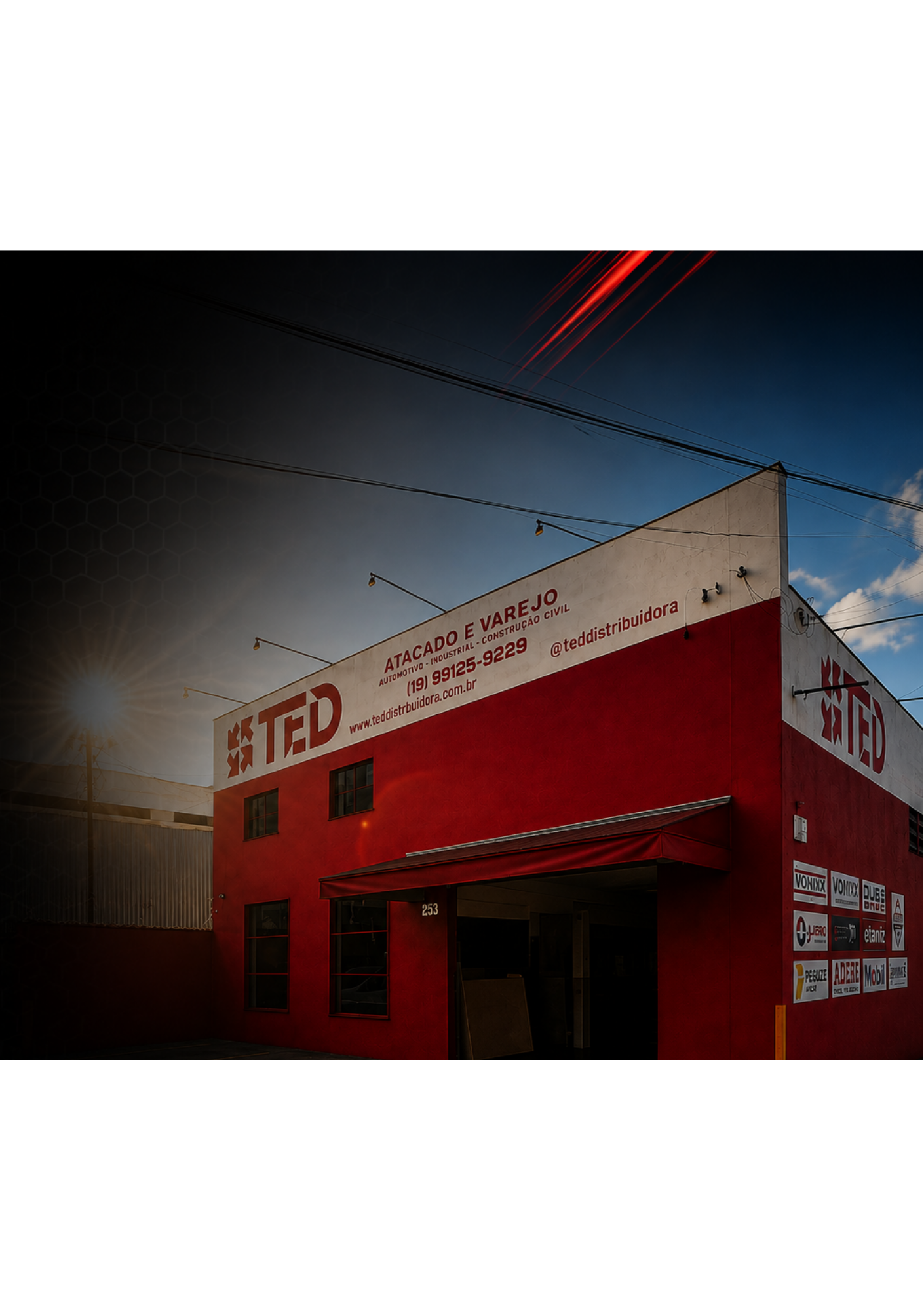 Fachada vermelha da loja TED Distribuidora, com identificação de atacado e varejo